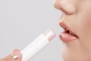 Tak pakai petroleum jelly, ini cara bikin lip balm modal Rp 6.000 untuk atasi bibir mengelupas