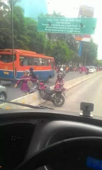 The Power of Emak-emak beraksi di jalanan Berbagai sumber The Power of Emak-emak beraksi di jalanan Berbagai sumber