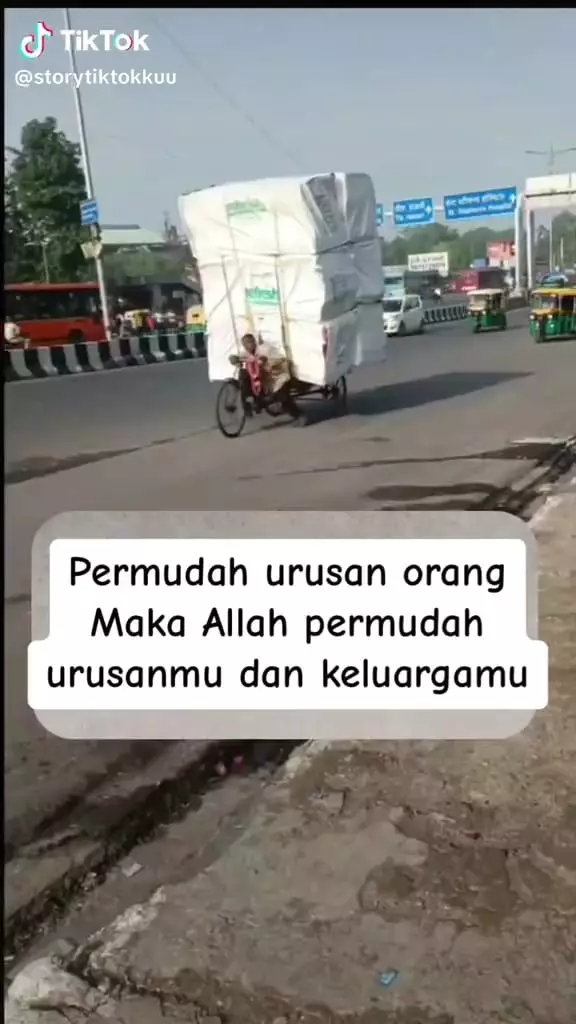 Momen pengendara bantu dorong sepeda kakek © TikTok Momen pengendara bantu dorong sepeda kakek © TikTok