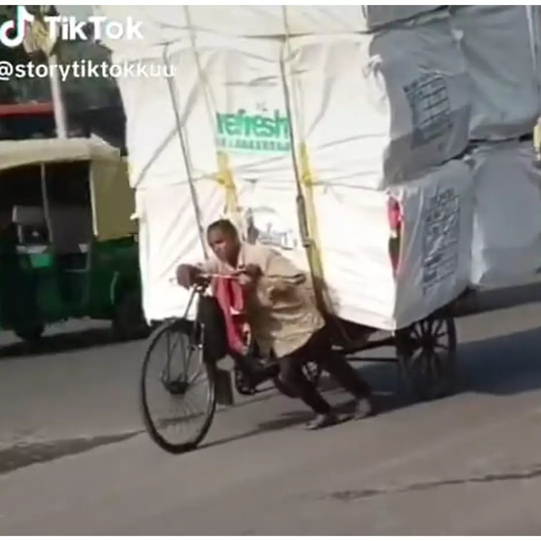 Momen pengendara bantu dorong sepeda kakek yang angkut barang segede gaban ini bikin haru dan kagum