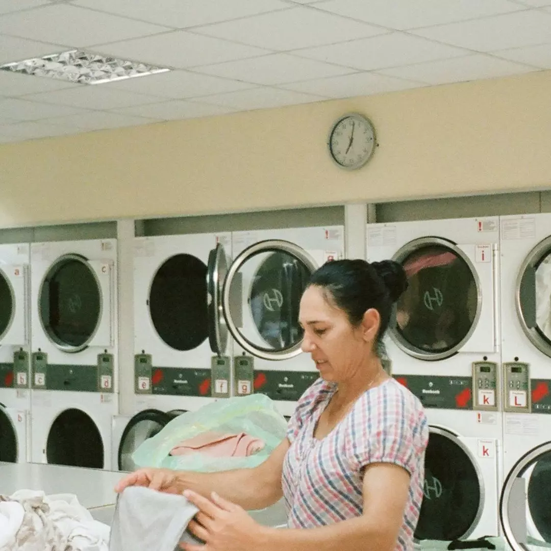 Penampakan celana kulit habis dicuci di laundry ini mengenaskan banget, kayak habis kena ledakan bom