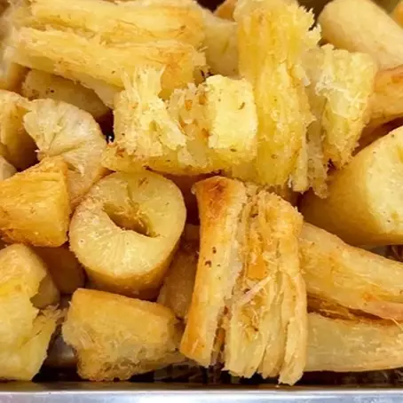 Tak perlu digoreng dua kali, ini trik bikin singkong goreng yang empuk, renyah, dan merekah