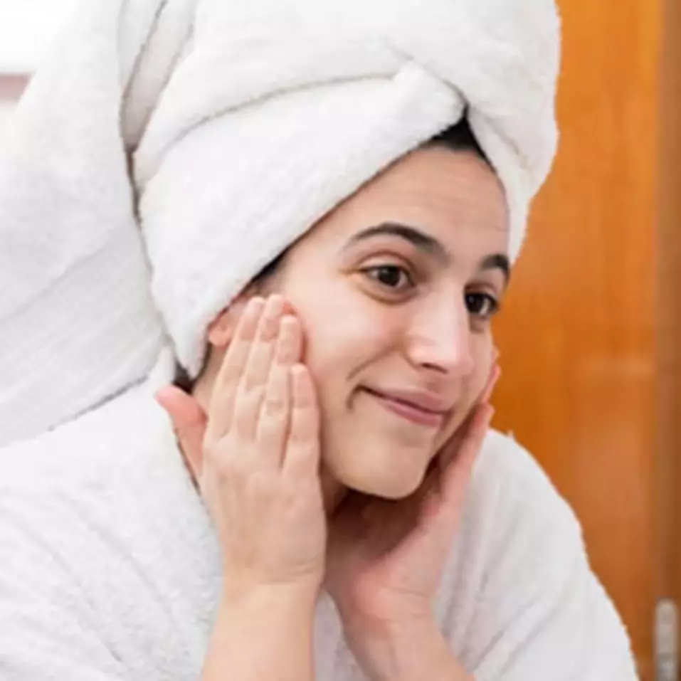 Tanpa peeling wajah, ini trik pudarkan flek hitam membandel pakai face wash dari 1 jenis rempah