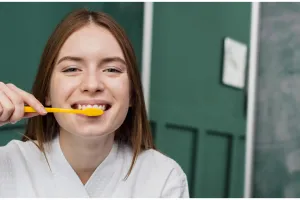 Tak perlu bleaching, begini trik memutihkan gigi kuning dan berkerak pakai pasta dari 1 bahan alami