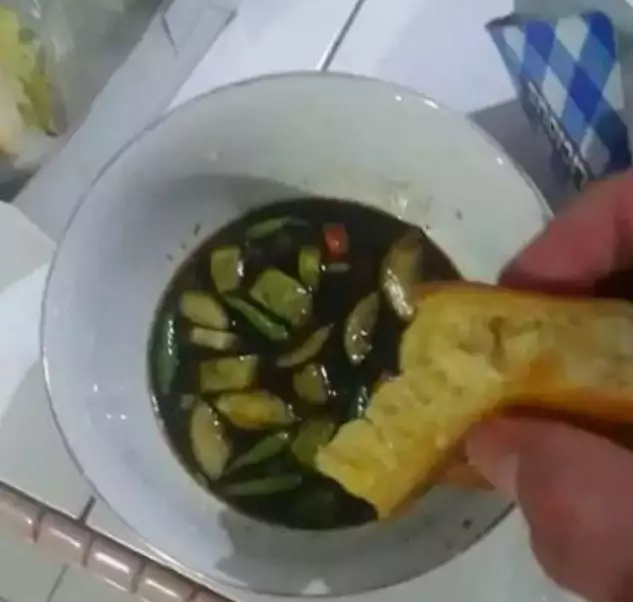 cara nyeleneh orang makan martabak Berbagai sumber