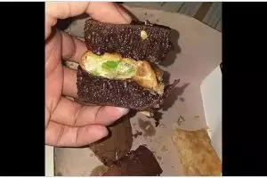 11 Potret kocak cara nyeleneh orang makan martabak ini cenderung eksperimental, idenya nyeleneh pol