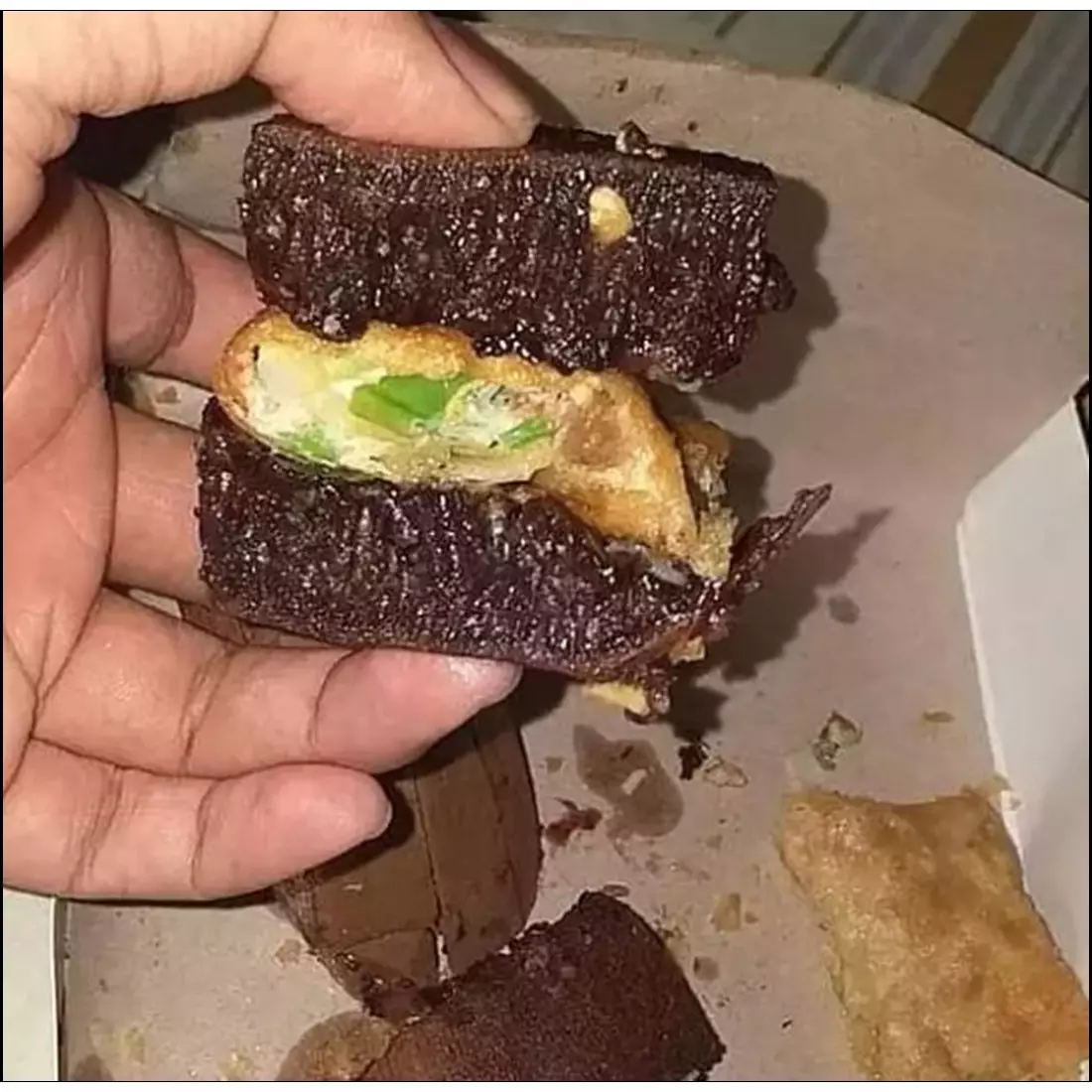 11 Potret kocak cara nyeleneh orang makan martabak ini cenderung eksperimental, idenya nyeleneh pol