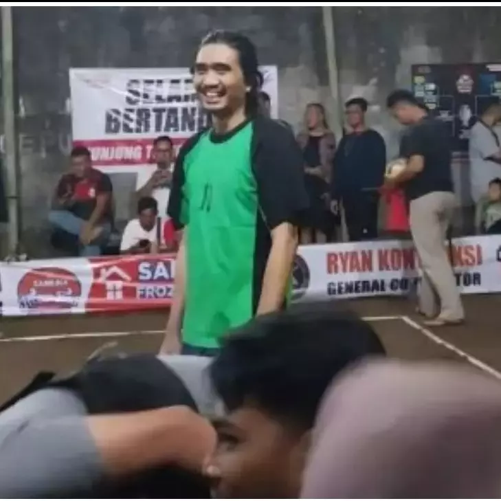 Aksinya main voli bareng warga di kampung viral, Duta Sheila On 7 beri reaksi keheranan