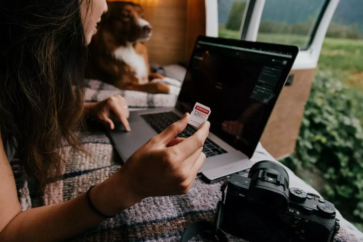 Cara mudah memindahkan file dari kartu memori ke PC atau laptop, bisa juga pakai koneksi USB