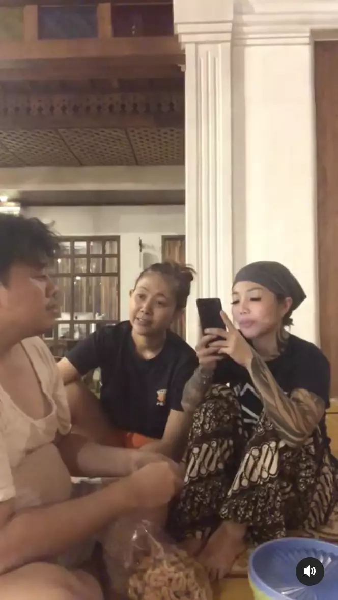 Wanita ini lakban ponsel ke wajah sang teman © Instagram