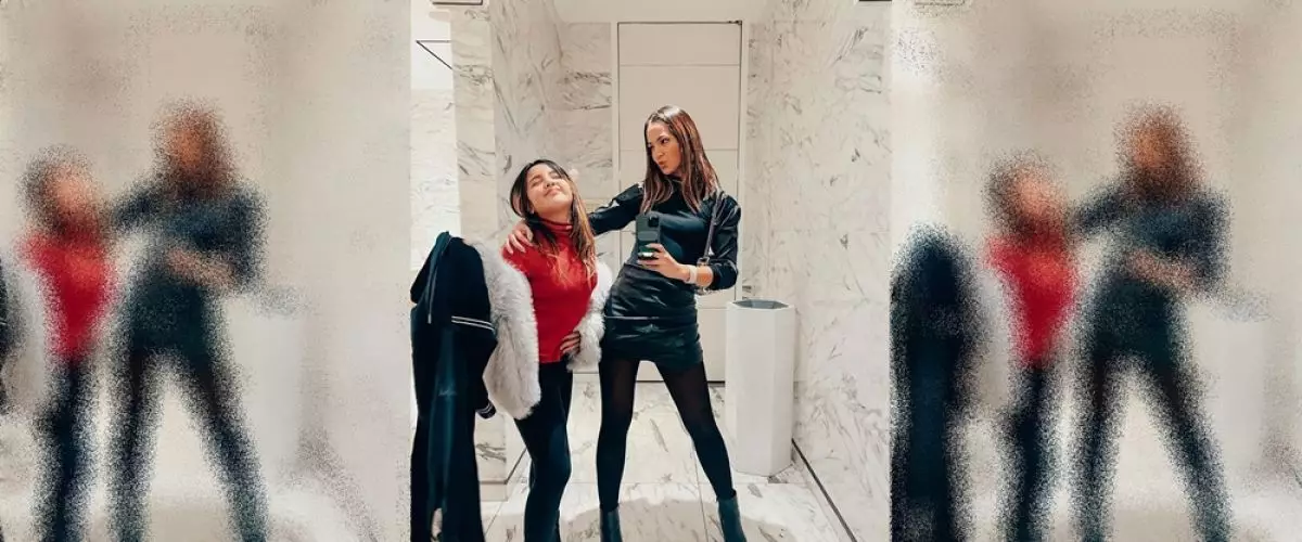 Layaknya sahabat, begini 9 gaya kompak Nia Ramadhani kala nonton konser bareng Mikhayla