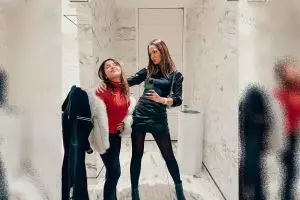 Layaknya sahabat, begini 9 gaya kompak Nia Ramadhani kala nonton konser bareng Mikhayla