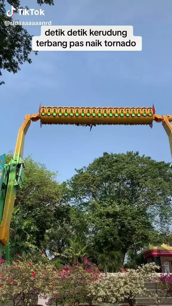 Hijab lepas saat naik tornado di Dufan © TikTok