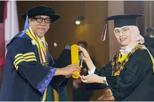Raih cumlaude dan jadi wisudawan tertua, intip 9 momen wisuda Deddy Mizwar bareng sang putra