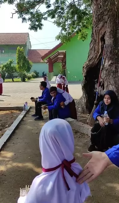Momen gadis SD nempel banget dengan mahasiswa KKN TikTok