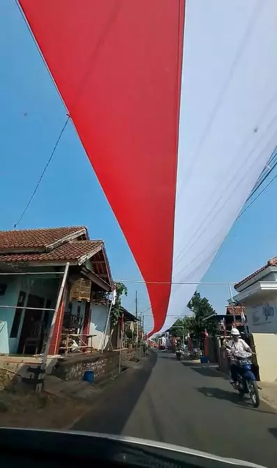 Warga bentangkan bendera Merah Putih sepanjang 1 km TikTok
