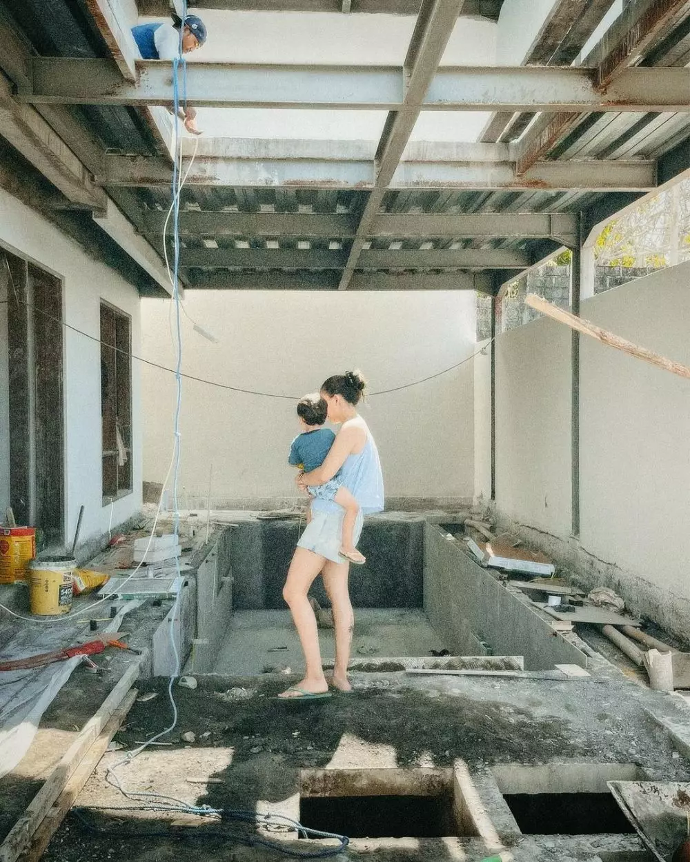 momen Dahlia Poland dan Fandy Christian pantau pembangunan rumah bareng © 2023 brilio.net