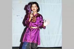 Dulu pernah jualan baju anak di pasar, bocah ini gedenya sukses jadi artis dan dinikahi konglomerat