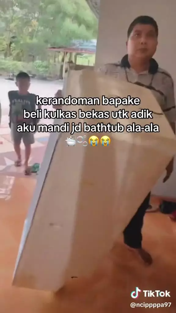 Kulkas bekas disulap jadi bathtub © TikTok