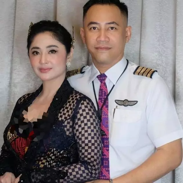 Dewi Perssik meradang soal gaji pilot © berbagai sumber Dewi Perssik meradang soal gaji pilot © berbagai sumber