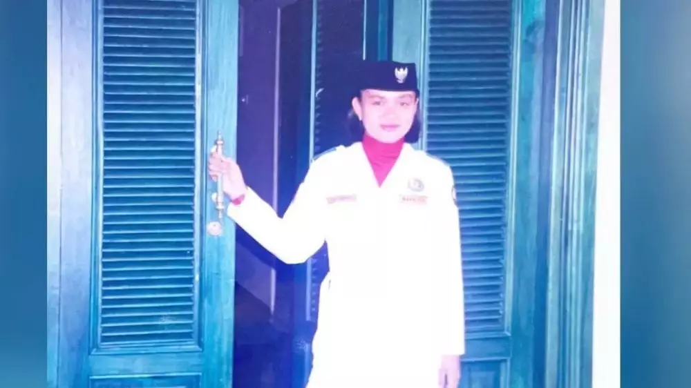 gadis jadi pegawai bank dan backing vokal nasibnya berubah usai dinikahi keturunan bangsawan © berbagai sumber gadis jadi pegawai bank dan backing vokal nasibnya berubah usai dinikahi keturunan bangsawan © berbagai sumber