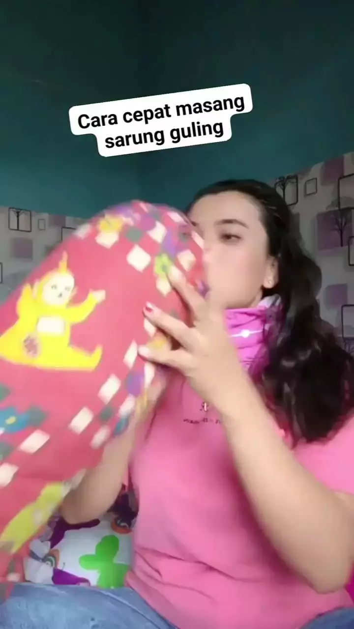 Cara lucu pasang sarung guling © Instagram
