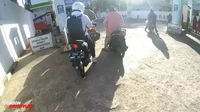 Momen kocak ibu-ibu serobot antrian di SPBU TikTok