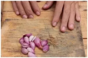 Cuma pakai 1 bahan minuman, ini cara hilangkan bau bawang merah di tangan
