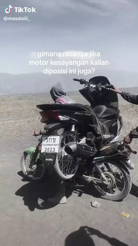 Motor tua gendong motor mahal © TikTok Motor tua gendong motor mahal © TikTok
