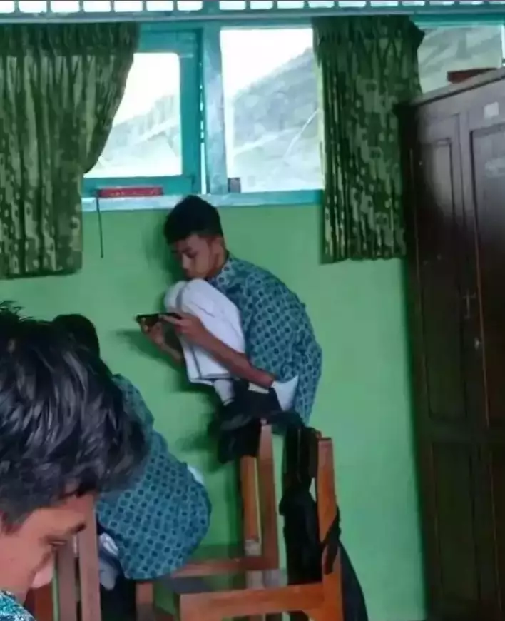 Kelakuan nyeleneh pelajar auto dipanggil BK  Berbagai sumber Kelakuan nyeleneh pelajar auto dipanggil BK  Berbagai sumber