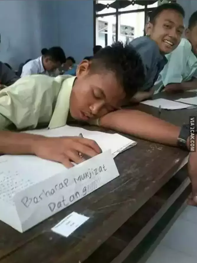 Kelakuan nyeleneh pelajar auto dipanggil BK  Berbagai sumber Kelakuan nyeleneh pelajar auto dipanggil BK  Berbagai sumber