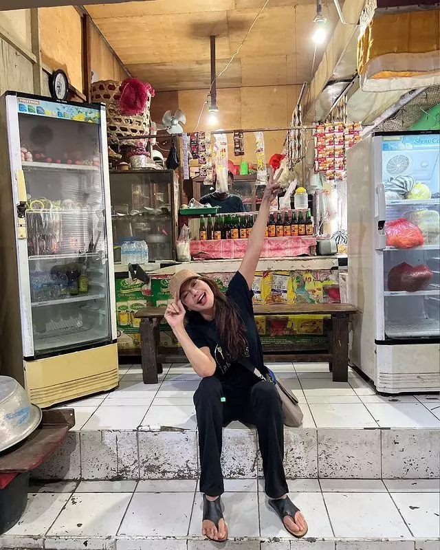 pesinetron tak gengsi belanja ke pasar © berbagai sumber pesinetron tak gengsi belanja ke pasar © berbagai sumber