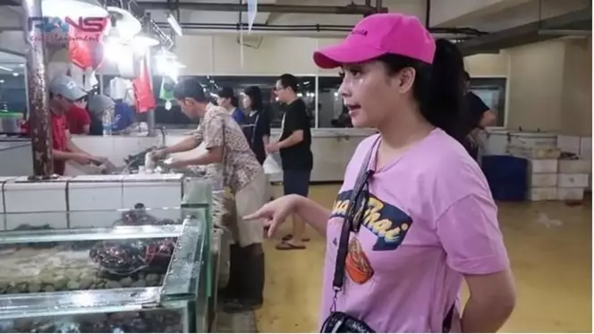 pesinetron tak gengsi belanja ke pasar © berbagai sumber pesinetron tak gengsi belanja ke pasar © berbagai sumber