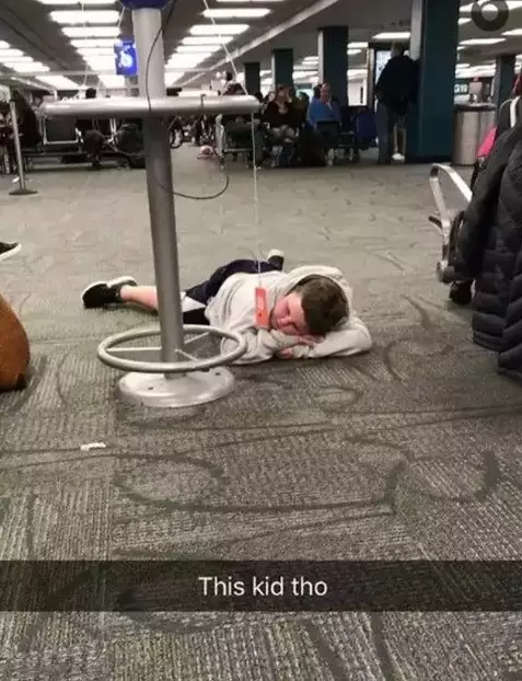 Potret kocak orang mager nonton film pakai gadget © berbagai sumber