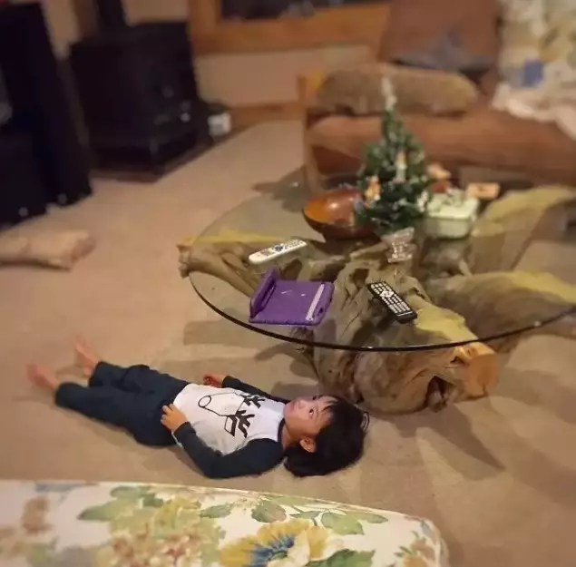 Potret kocak orang mager nonton film pakai gadget © berbagai sumber