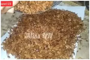 Tanpa diberi tepung, begini cara menggoreng bawang merah agar renyahnya awet hingga 6 bulan