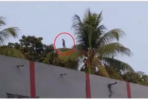 Sedang nikmati pemandangan, 11 potret kocak penampakan aneh ini malah bikin gagal fokus