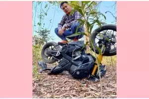 11 Potret kocak pose nyeleneh orang dengan benda kesayangan ini hasrat pamernya tak terbendung