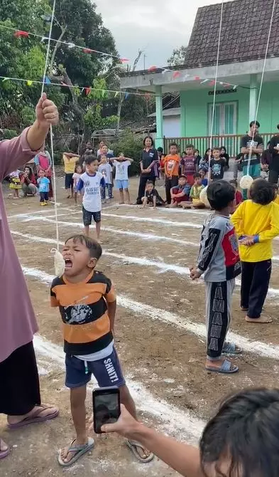 Momen kocak bocah ikut lomba makan kerupuk TikTok
