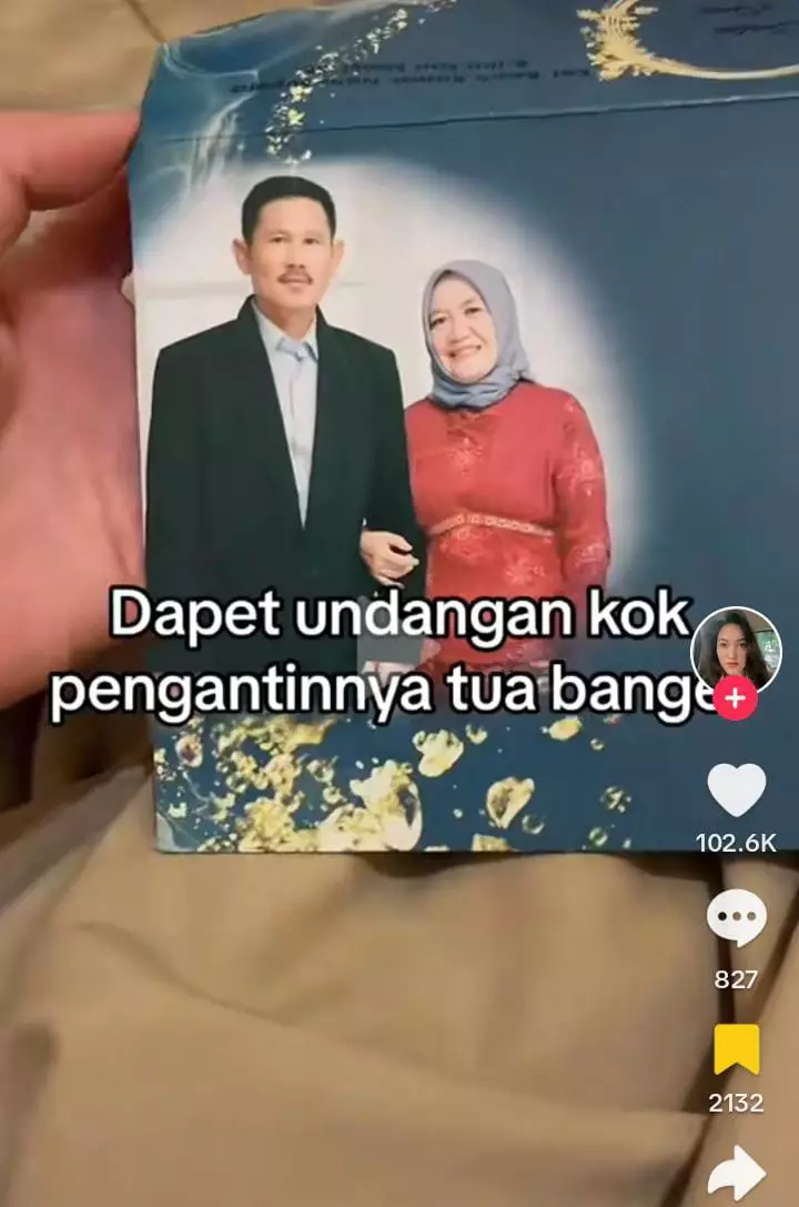 Desain undangan nikahan dibikinin orang tua ini bingungin pol © 2023 brilio.net Desain undangan nikahan dibikinin orang tua ini bingungin pol © 2023 brilio.net