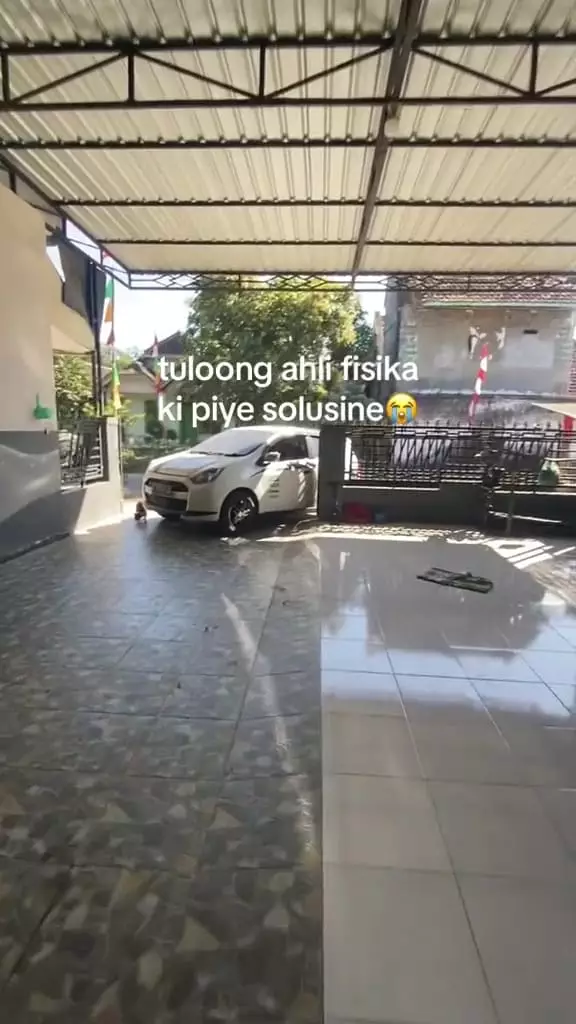 Pengendara mau parkir mobil repot sendiri © TikTok Pengendara mau parkir mobil repot sendiri © TikTok
