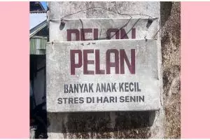 11 Potret kocak imbauan 'pelan-pelan' di gang padat penduduk ini tulisannya nyeleneh abis