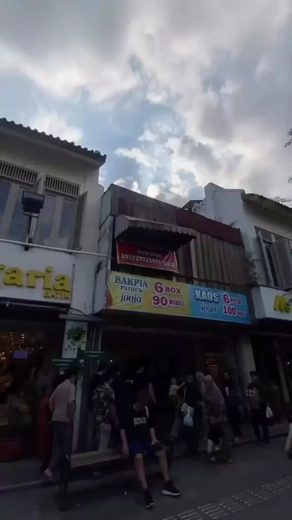 Pria survey harga ruko di Malioboro Berbagai sumber Pria survey harga ruko di Malioboro Berbagai sumber