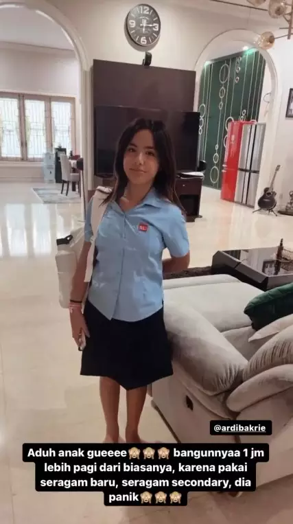 Mikhayla perdana pakai seragam SMP © Instagram