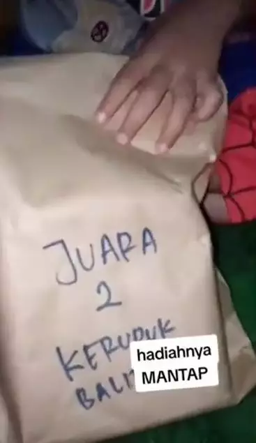 Momen ayah buka hadiah lomba makan kerupuk TikTok