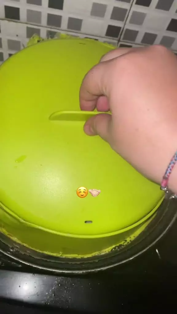 Tupperware meleleh dipakai mengukus © TikTok