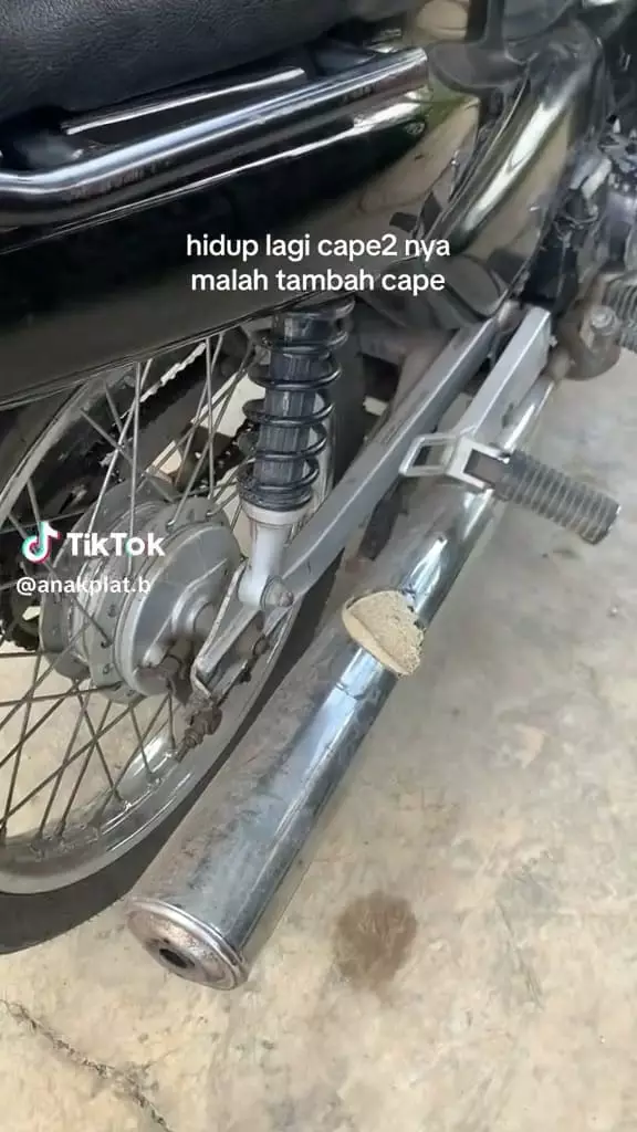 Sol sepatu meleleh kena knalpot © TikTok