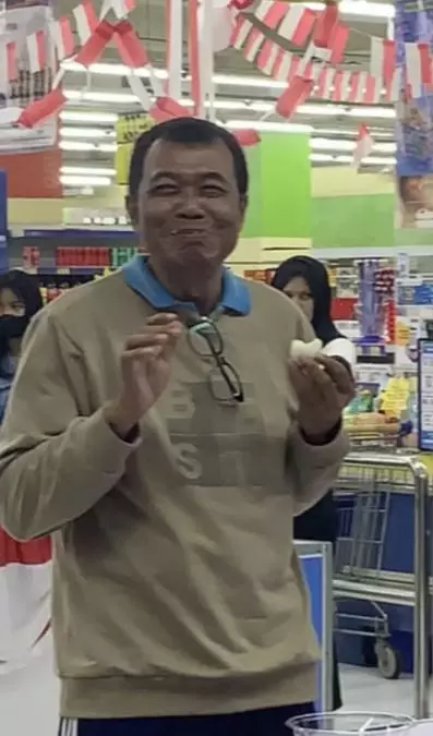 Momen kocak ayah saat temani anak ceweknya belanja Berbagai sumber