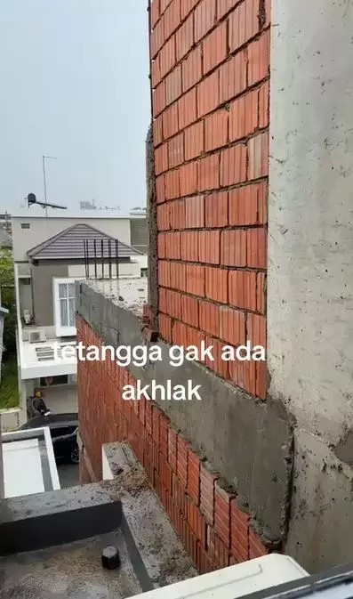 penampakan jendela rumah ditembok tetangga TikTok