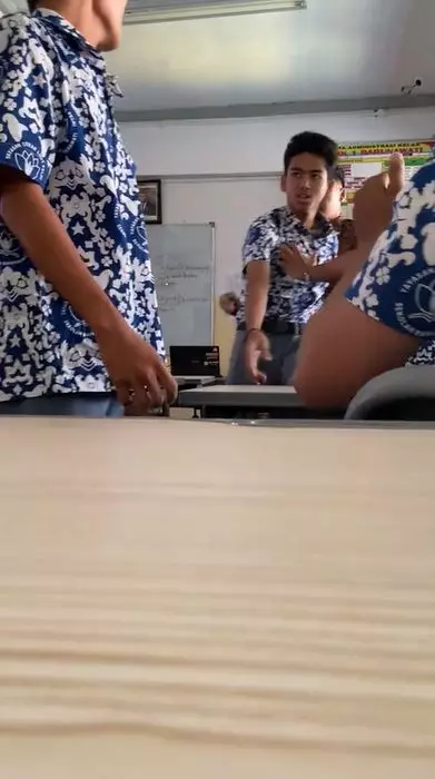 momen tegang siswa kelahi di kelas TikTok momen tegang siswa kelahi di kelas TikTok